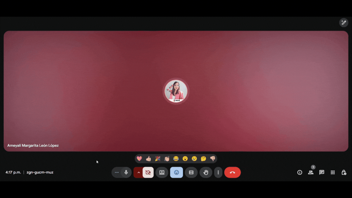 Animación del proceso de configuración en Google Meet para activar las nuevas opciones de Lector de Pantalla.