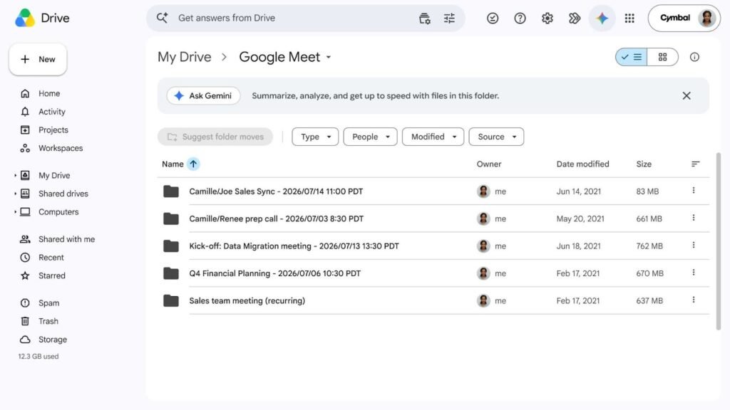 Interfaz de Google Drive abierta en la sección Google Meet, que muestra una lista de subcarpetas creadas automáticamente con el nombre, fecha y hora de distintas reuniones, como "Camille/Joe Sales Sync" y "Q4 Financial Planning", junto a un banner de asistencia con Gemini.